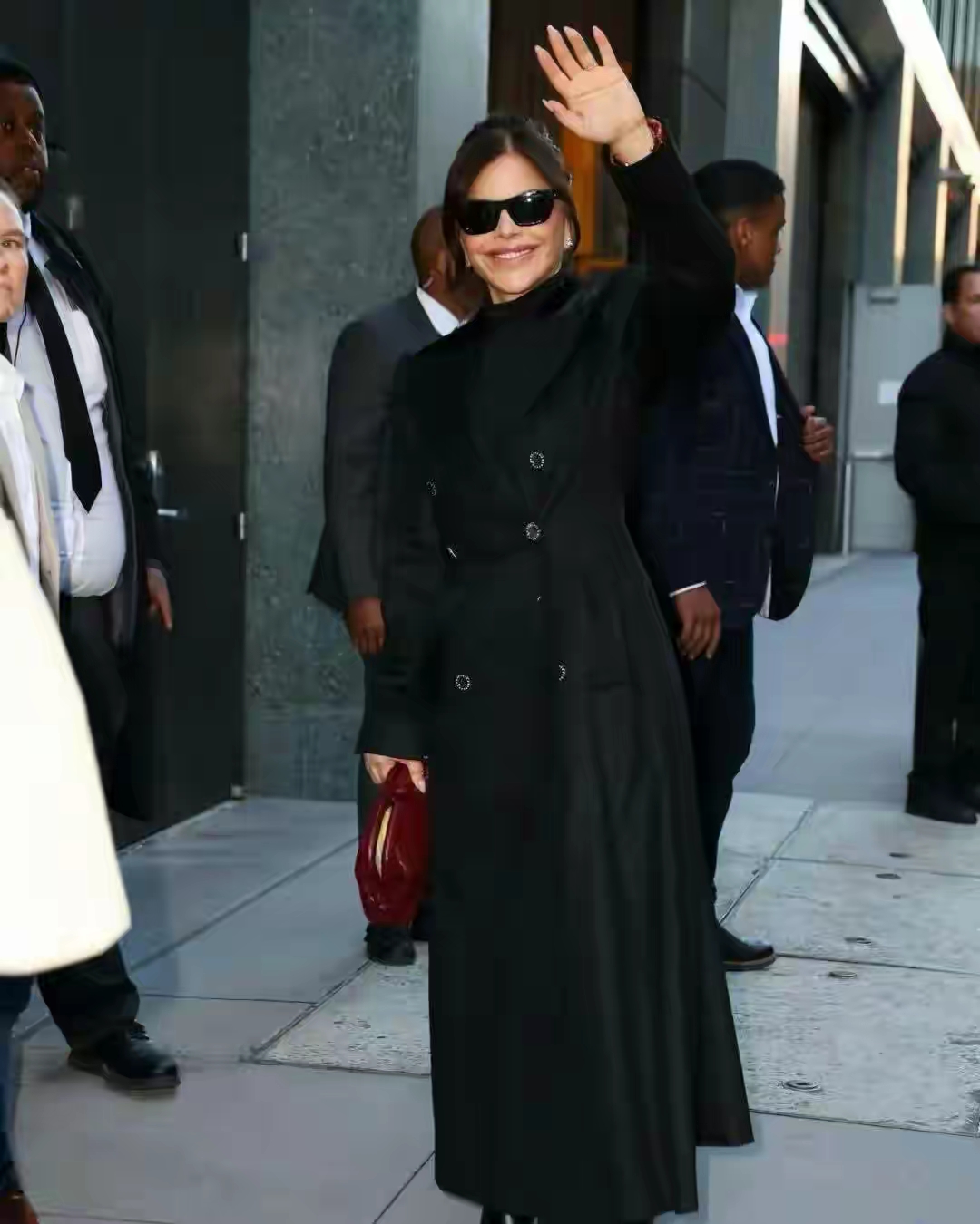 桑切斯穿黑大衣出镜录节目，宣布捐款一亿美金，与麦肯齐杠上了？