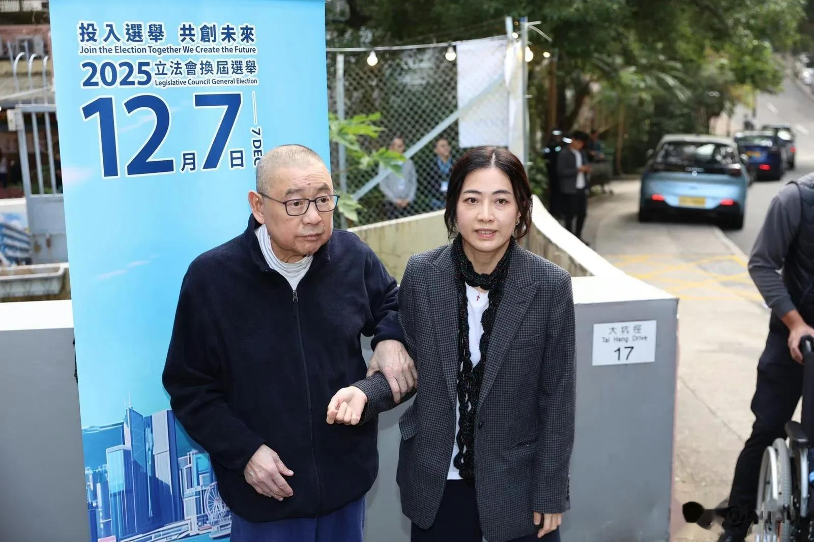 大刘携甘比罕见公开现身 投票站7分钟引全城关注