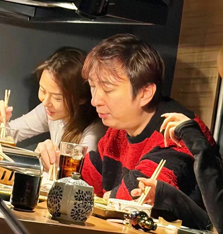 王思聪带4个美女香港逛街，穿100万牛仔裤、限量版球鞋，女友没在