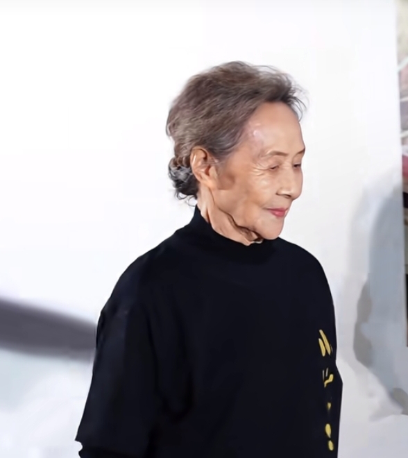 吴彦姝出席电影《小山河》首映礼,87岁状态优雅端庄尽显从容