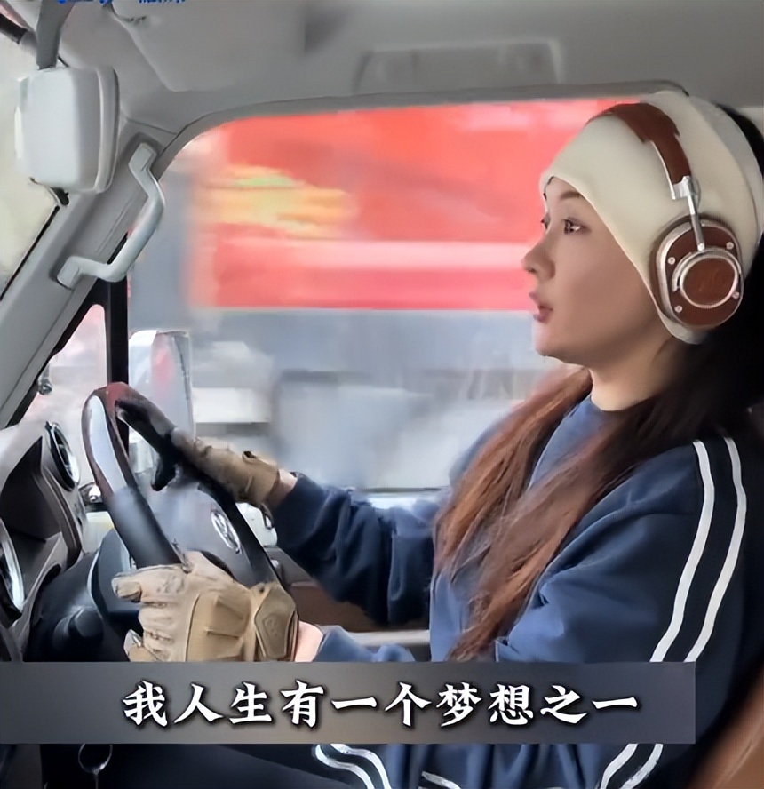 曝霍思燕被送医院就诊!手捂肚子面色痛苦,杜江在外吞云吐雾陪伴