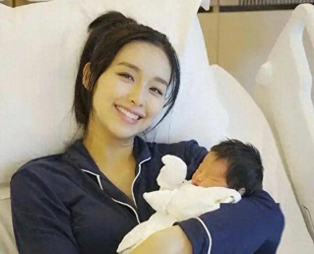 TVB长腿女神宣布二胎生女喜讯，将继续坚持喂母乳