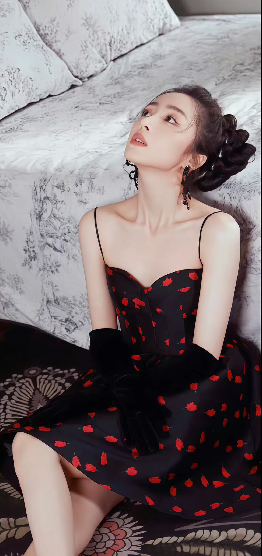 胡冰卿穿白西装配黑裙，长腿红唇美出清冷贵气