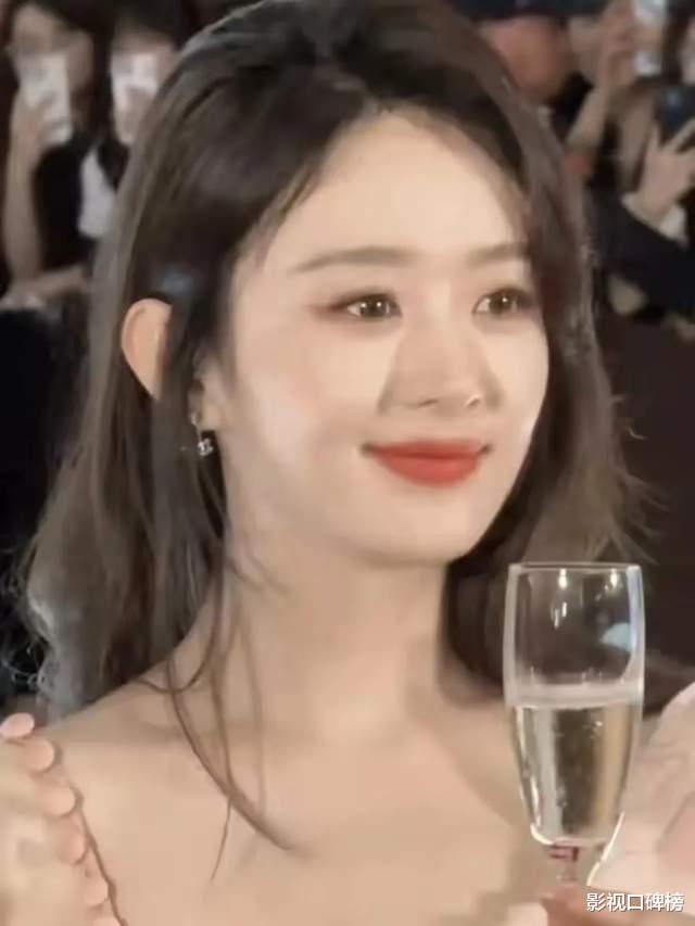 赵丽颖带儿子逛街看展,和朋友相聚热聊,6岁想想个子达妈妈腰部