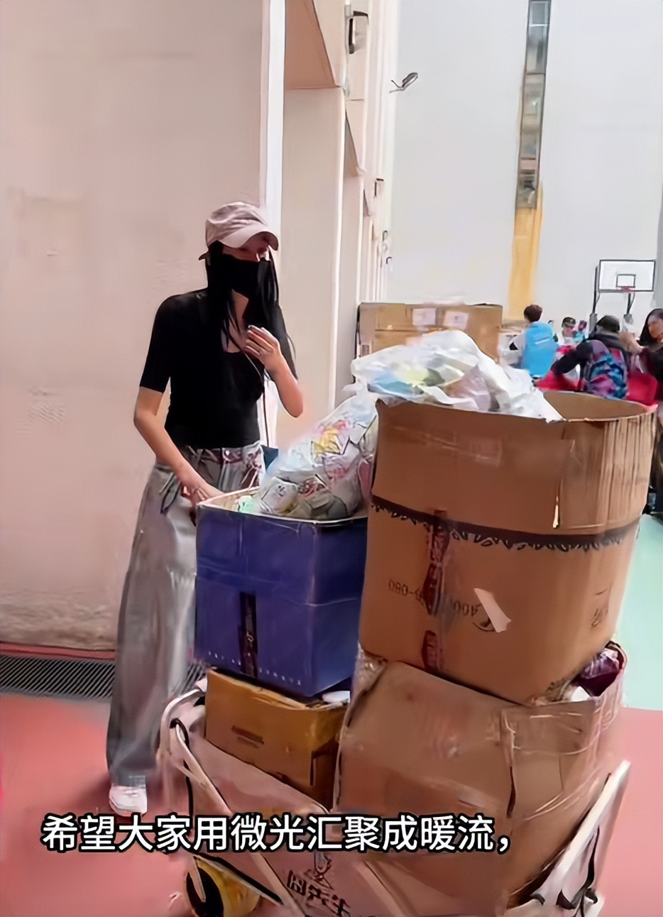 陈浩民妻子给香港火灾民众捐赠食品,亲自送现场,落款写女儿名字