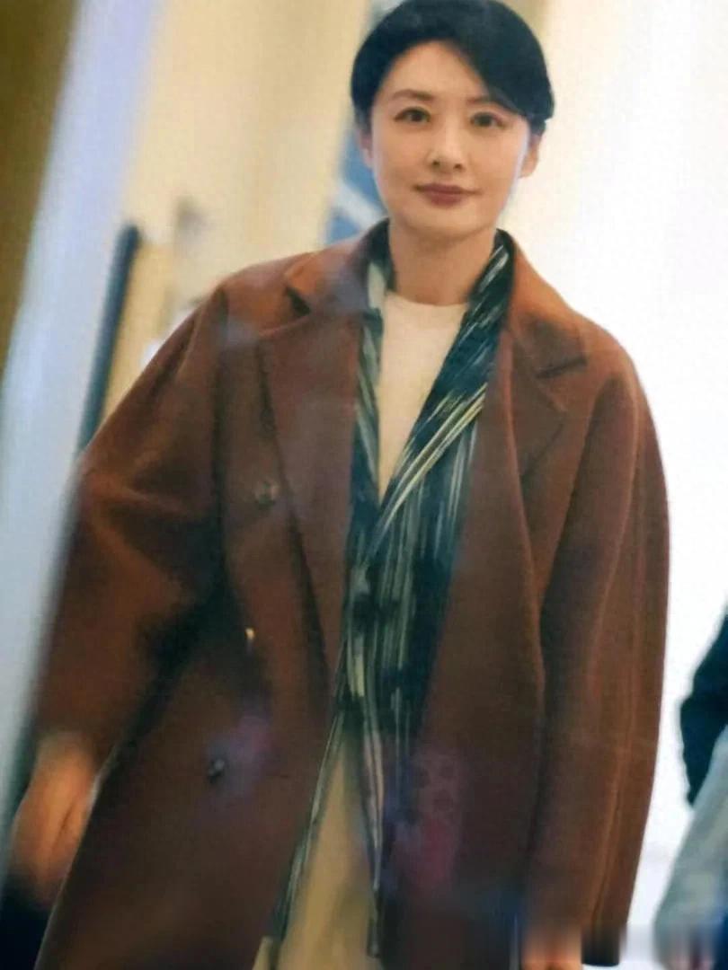 57岁周涛真是大婶辈穿搭标杆！棕色大衣+衬衫+阔腿裤，洋气又高级