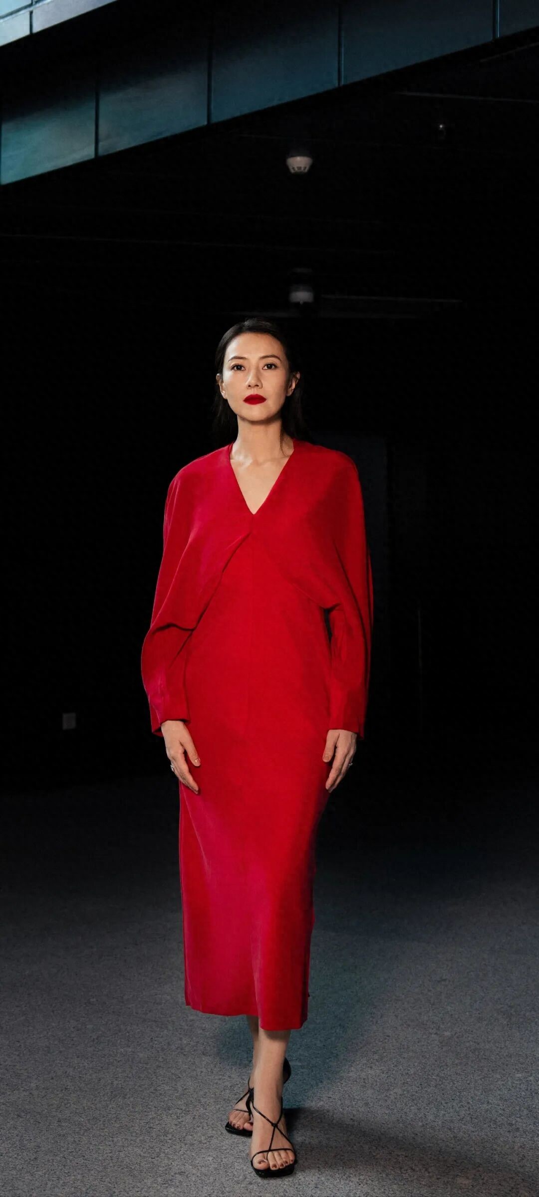 高圆圆不愧是“国民女神”，穿高开叉露背裙成熟有魅力，太养眼了