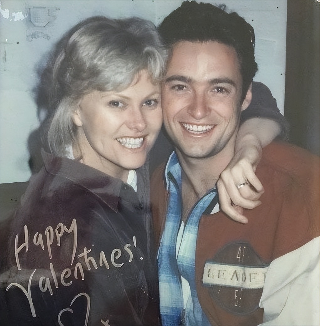 56岁休杰克曼仍有一身腱子肉，牵着新欢海边度假，69岁前妻好可悲