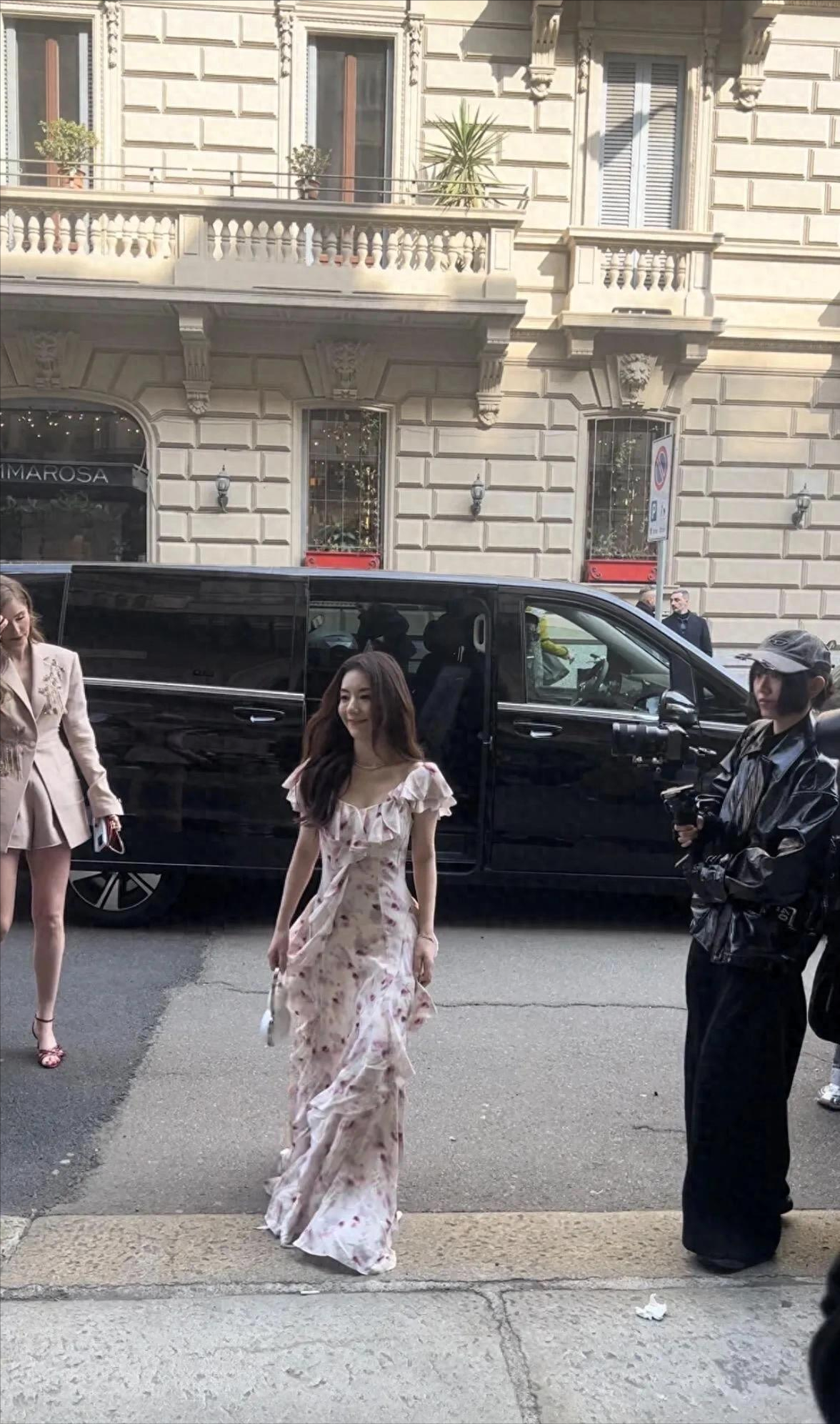郭富城妻子米兰时装周惊艳亮相，碎花长裙美出新高度，优雅超迷人
