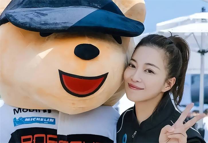 上海主持人麻伊琳，当年风光嫁豪门，离婚后独自带娃，如今怎样了