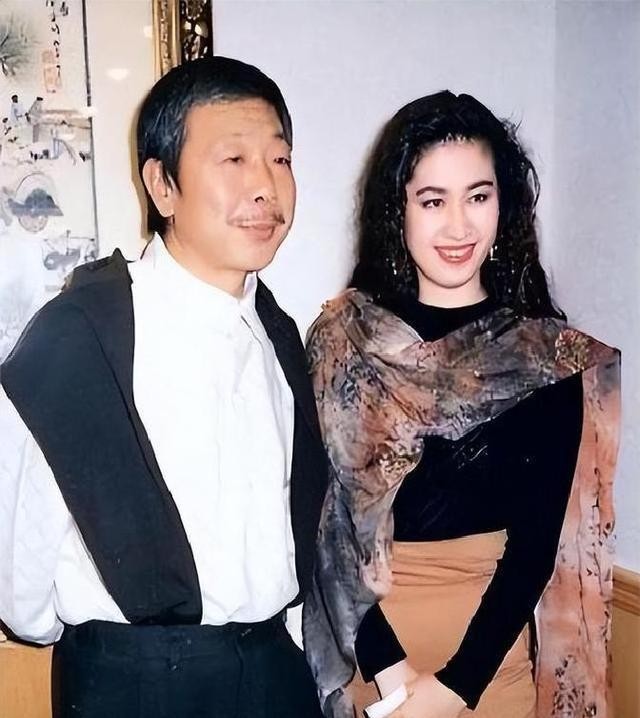 原来他已去世11年，早年恋情精彩52岁才结婚，遗孀比他小23岁