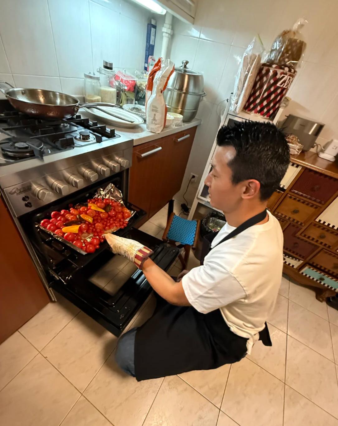 恭喜朱珠搬离老破小!和老公在豪宅做牛排请客,家里穿短袖超暖和