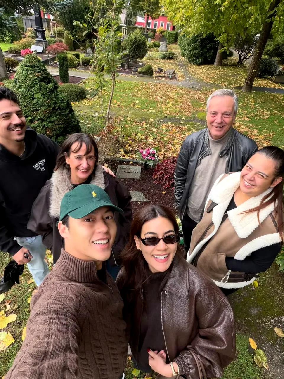 泰星Kim和老公Mark去德国旅行，去墓地看了爸爸，也见了那边家人