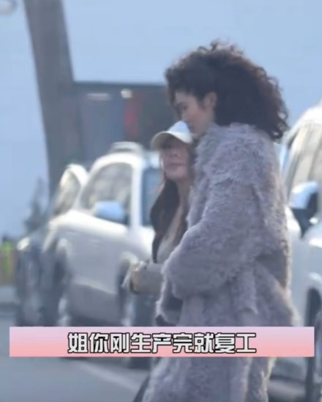 何穗产后复工,烫爆炸头五官变柔和,和陈伟霆交替带娃搭配默契