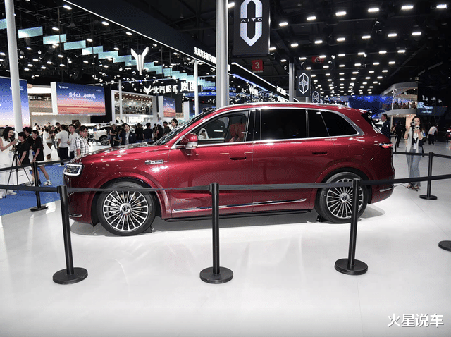 内外大变脸，还有华为技术加持，鸿蒙智行又一重磅车亮相成都车展