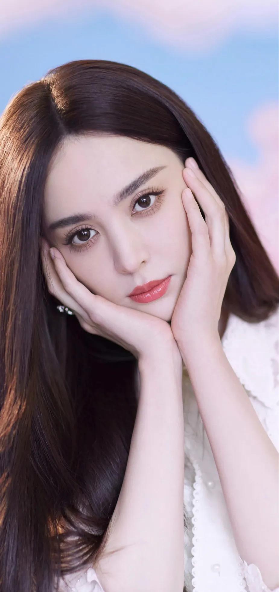 古力娜扎，白色蕾丝裙写真