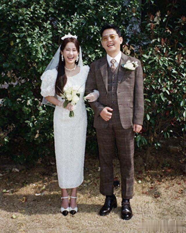 金俊浩婚纱照公开,新娘造型讨喜