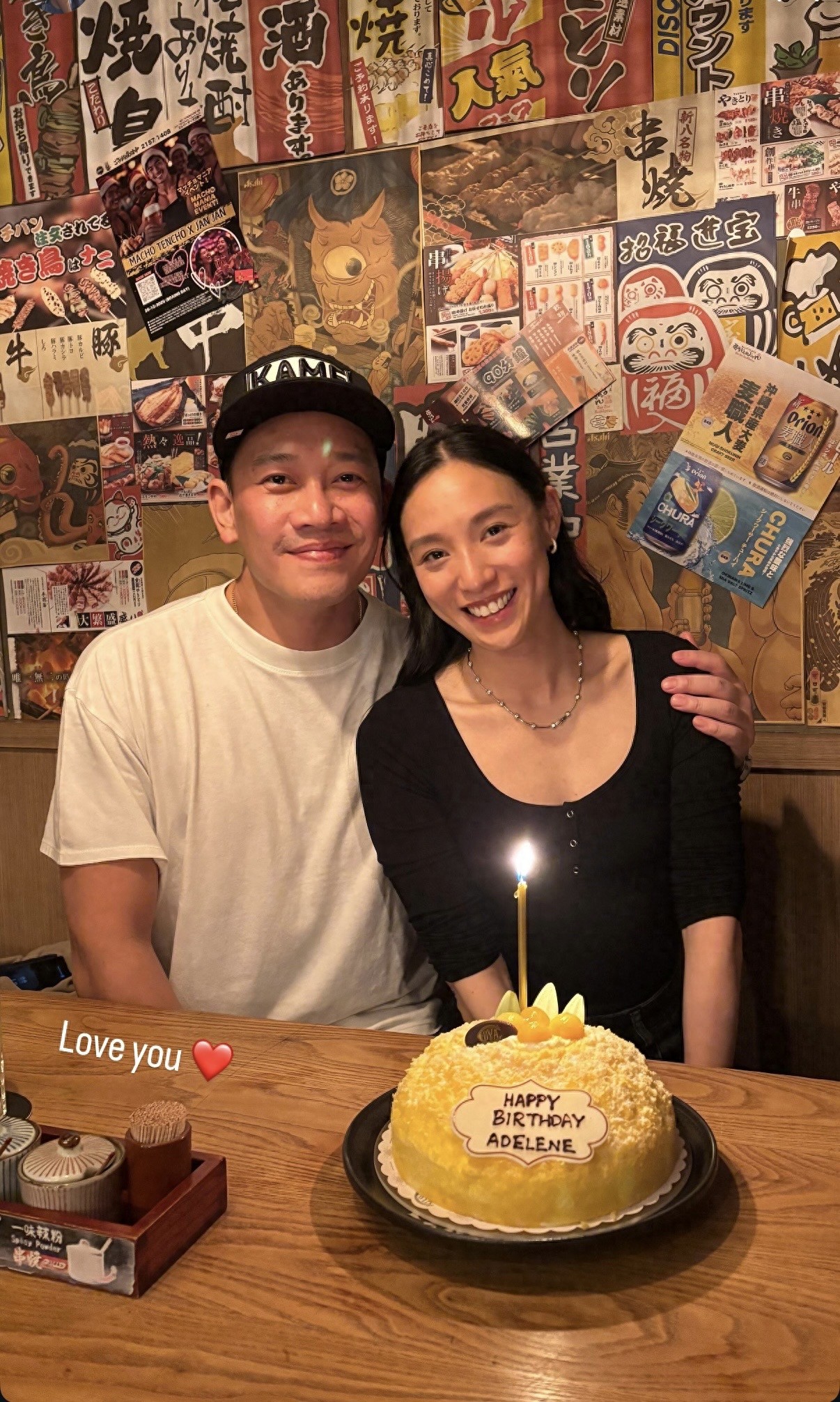 63岁何超琼陪干女儿吃生日饭，素颜现身优雅大方，无儿无女仍开心