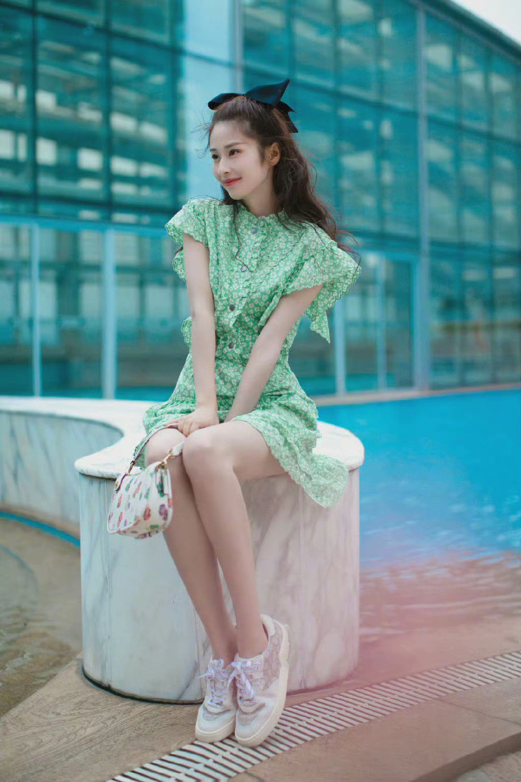 颖儿森林绿碎花裙:养眼清新,甜笑可人 ???