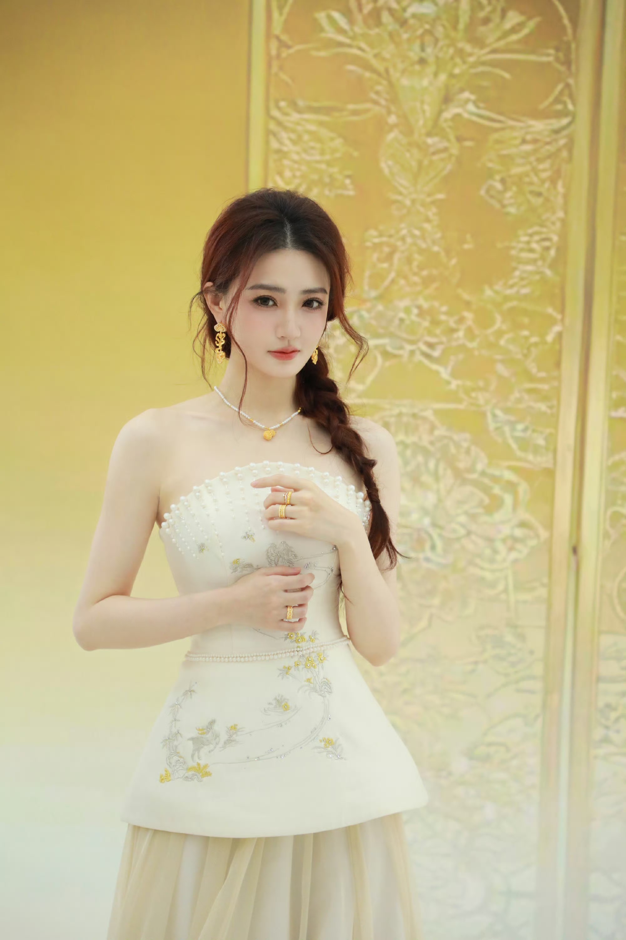 徐璐各式白裙惊艳出圈，纤腰美肩身段超有料！