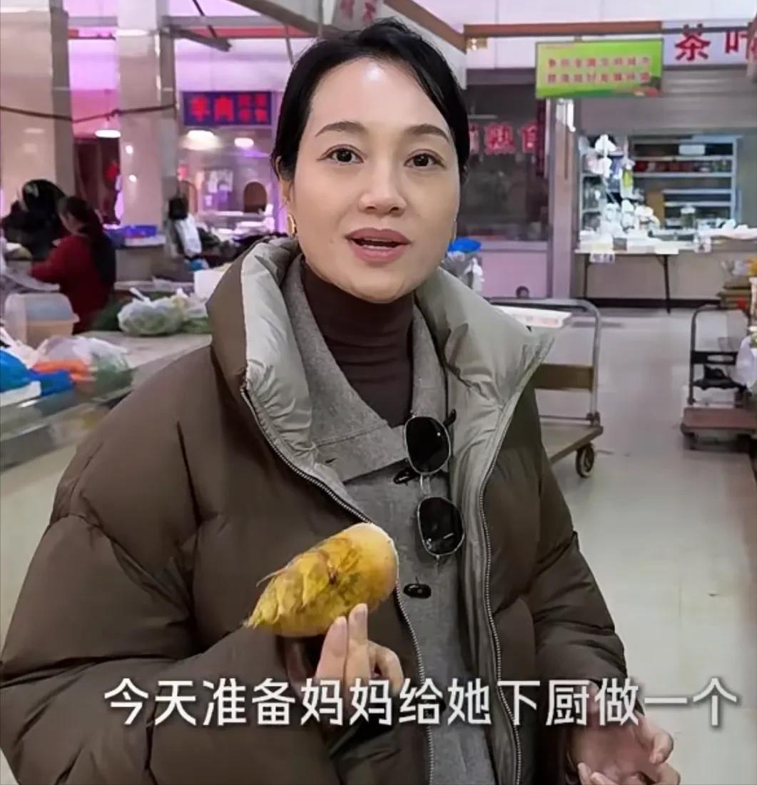 44岁朱丹回金华老家！穿水靴割茭白，吃大碗猪油面， 妈妈罕见露面