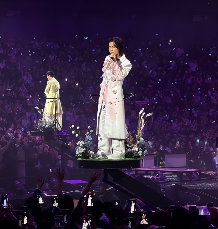 F4演唱会成照妖镜，佟丽娅褶多头秃，蒋丽莎脸僵肿，司雯嘉太惊艳