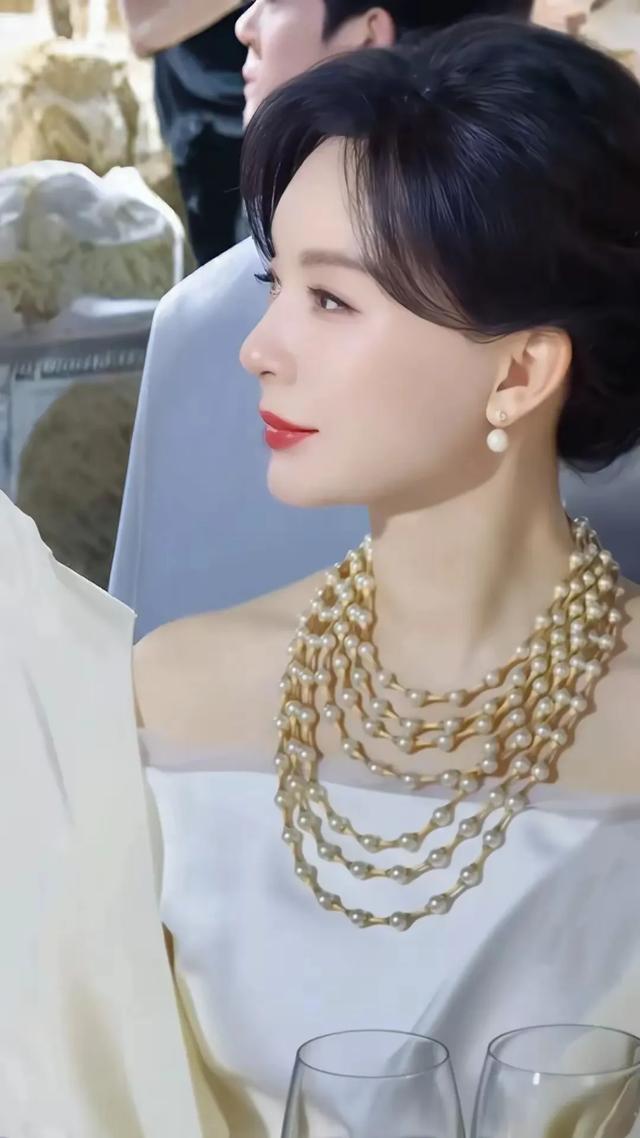 时间的馈赠,论陈数何以在岁月中愈发璀璨