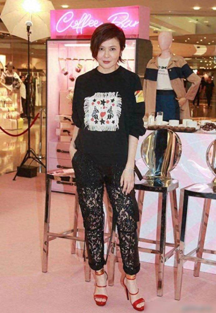 关之琳真不服老,穿一身黑低调亮相,没想到“蕾丝裤”才是王炸