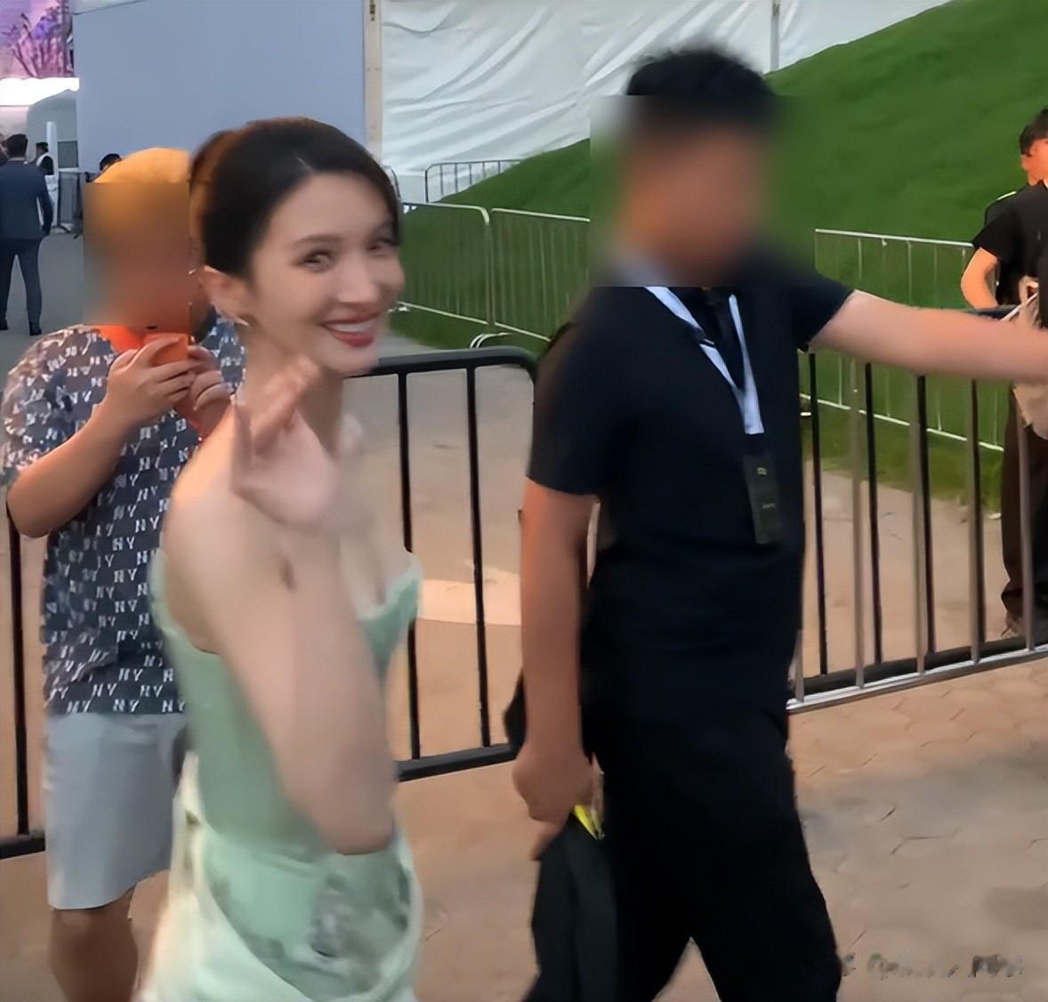 金晨现身上海车展，生图下瘦成皮包骨，蛇精脸、歪鼻子好抢镜