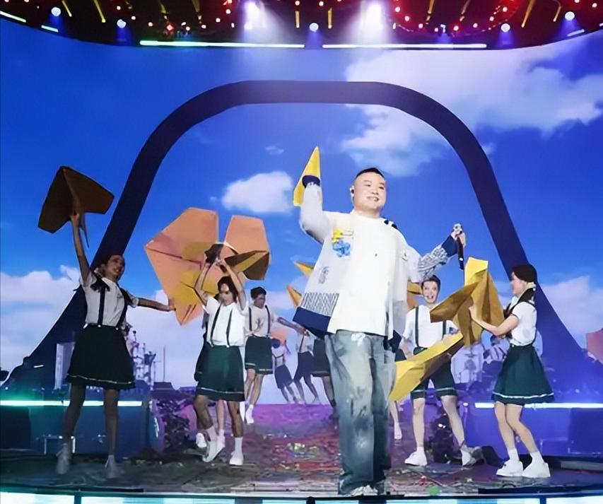 北京这一夜，官宣新身份的岳云鹏，彻底颠覆了大众对他的固有认知