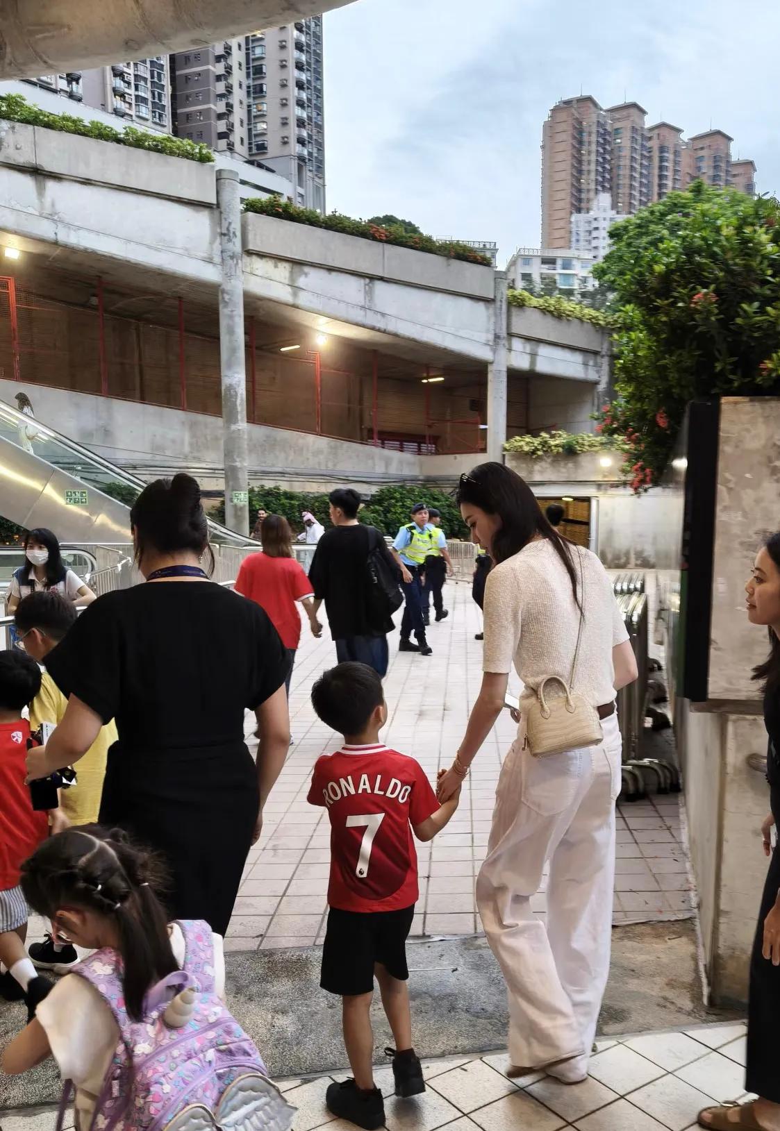 何超盈晒女儿与霍启山合影!称他为酷叔叔,6岁辛千觅长得像父亲