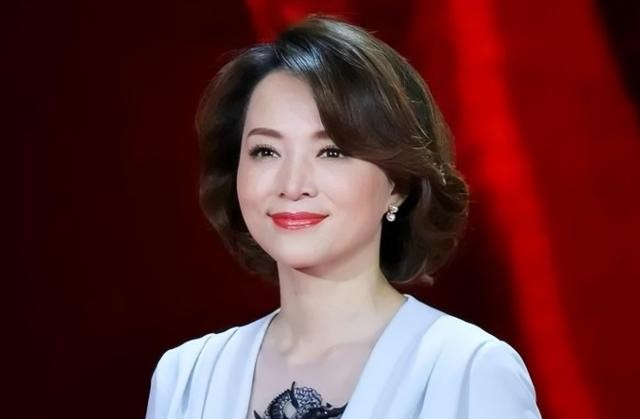 丈夫生意破产,儿子回国读书,51岁董卿再次亮相,婚姻成谜惹猜测