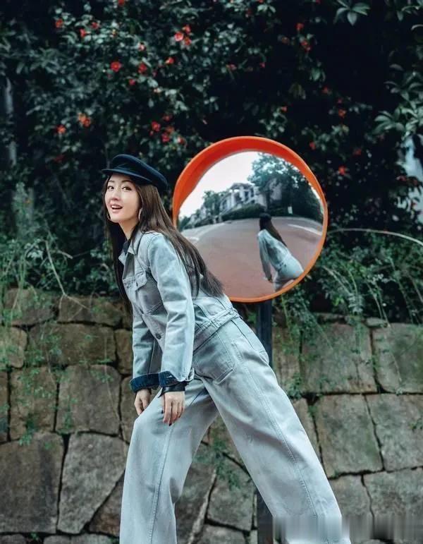 54岁杨钰莹真是中年女性的穿搭标杆！牛仔套装配贝雷帽减龄又时髦