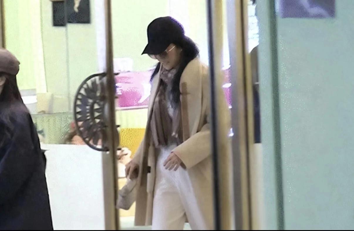 刘亦菲穿八万的黄色大衣逛街，一身淡色打扮清新脱俗，老钱风显贵