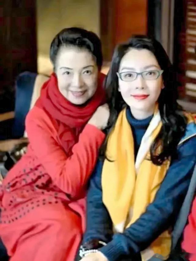 陈数的母亲好漂亮啊,高贵优雅,气质非凡,这颜值真的不输女明星