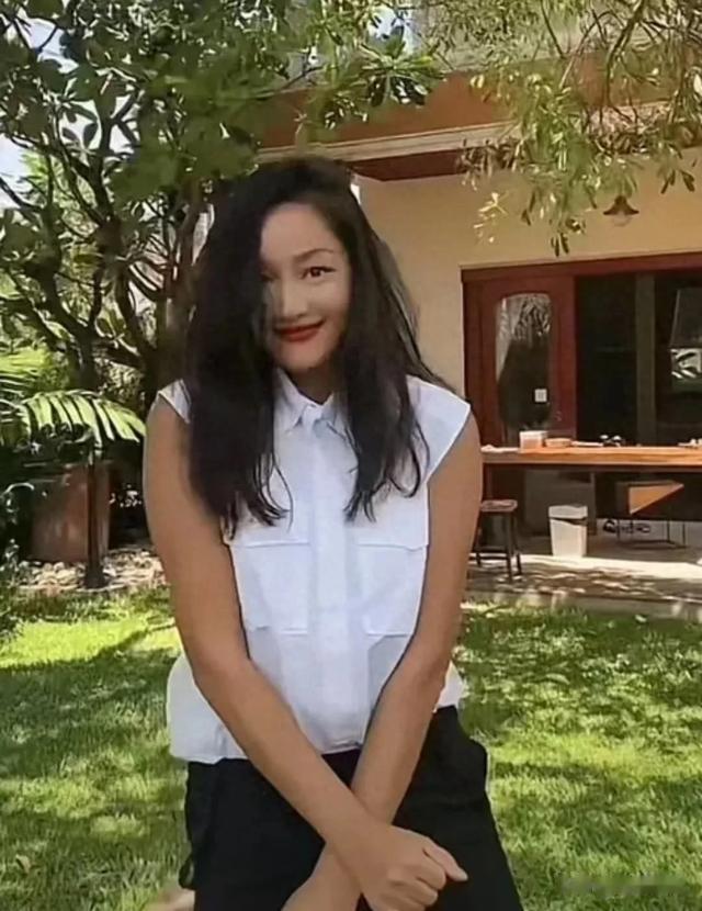 54岁瞿颖定居泰国，每日打球皮肤晒成古铜色，无儿无女身材如少女