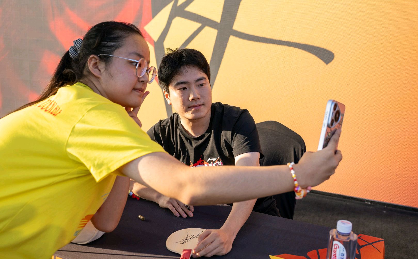 国乒女团横扫泰国女团，国乒男团逆转伊朗队，共同打进四强