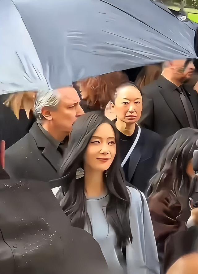 刘诗诗时装周生图曝光，双眼吊起来苹果肌肿胀，状态糟糕引热议