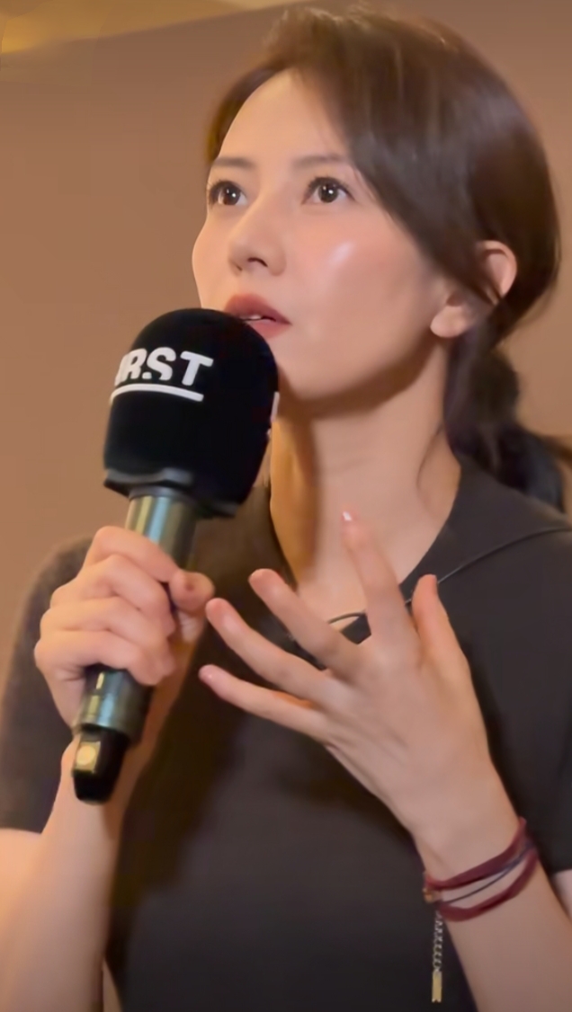 高圆圆出席FIRST活动,深灰短袖搭卡其裤,低马尾造型优雅大方