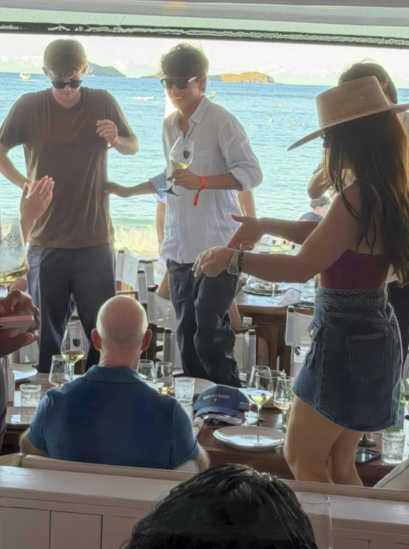 劳伦桑切斯带女儿度假！00后Ella穿白色T恤长相清纯，贝佐斯也在