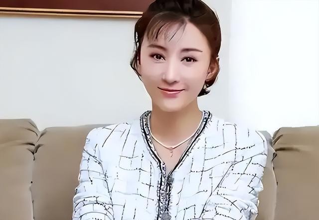 嫁大30岁的名导尤小刚，三年连生两娃，如今9岁儿子开始为她争光