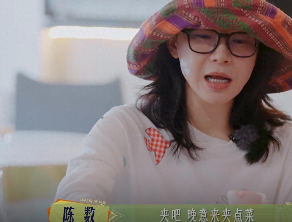 赵胤胤去日本一个人一顿饭花2000元,大口生吃海鲜,陈数养生不吃