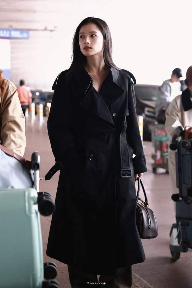 张婧仪时装周亮相,黑色大衣女总裁,机场走出超模感,生人勿近