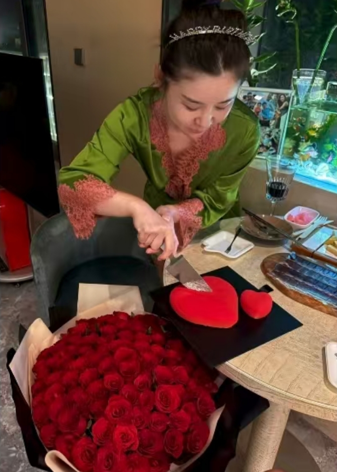王雷为李小萌庆生，送娇妻心形蛋糕红玫瑰，一家四口切蛋糕好浪漫