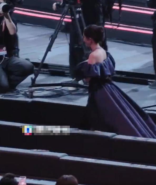 微博之夜明星组团罢工，杨幂成为众矢之的，工作室9个字讨说法