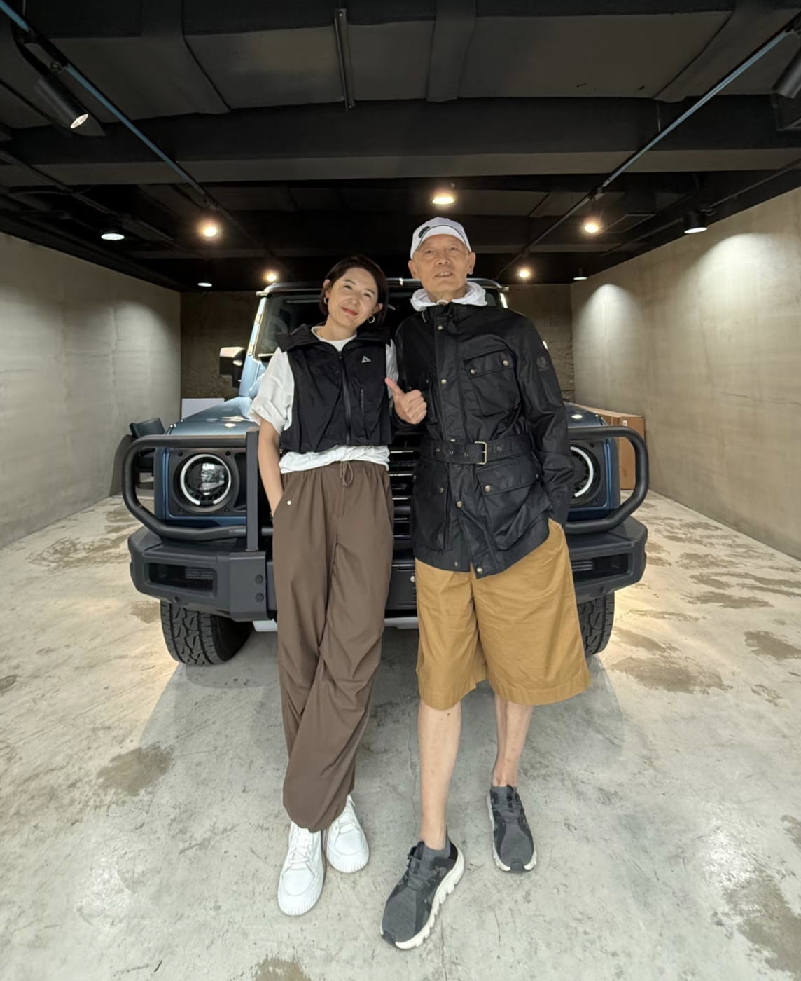 葛优在北京购买越野车，价值大约90万元，本人亲自去提车