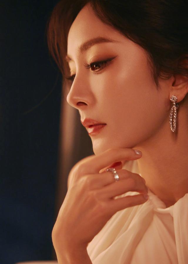 杨幂温婉大气的美女