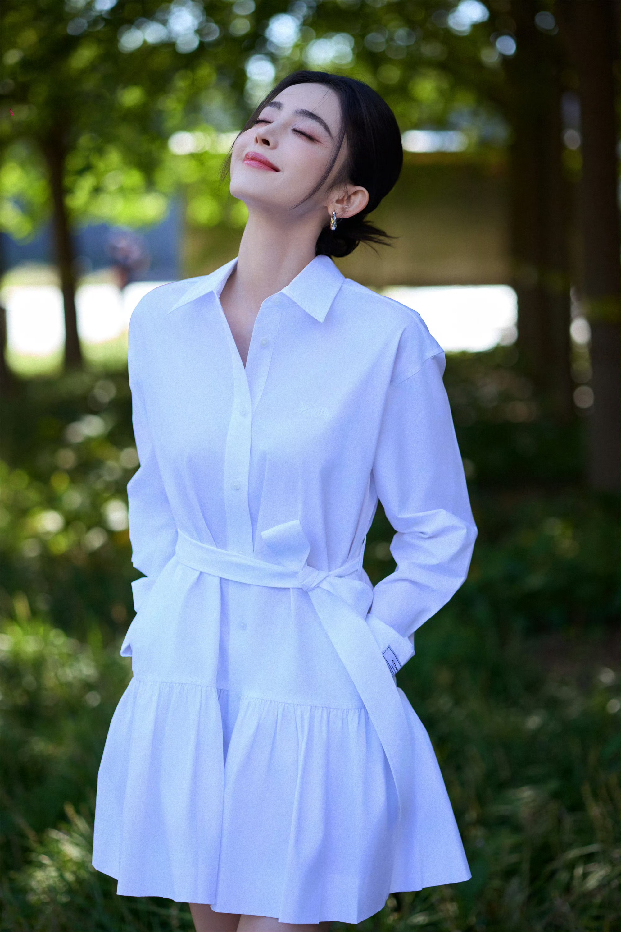 古力娜扎白色连体裙，清新又甜美 ???