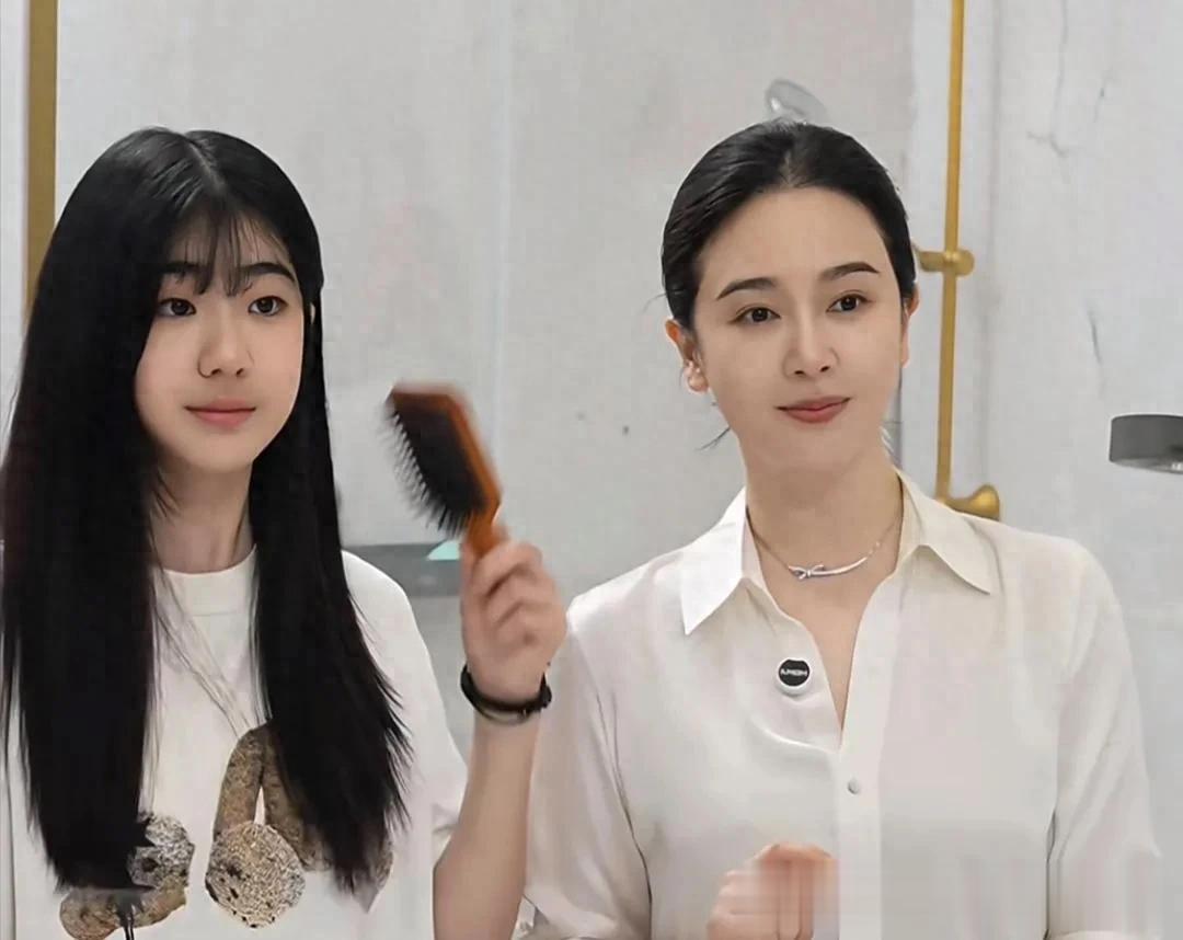 左小青和14岁女儿一起拍广告，女儿的五官和脸型都太普通了