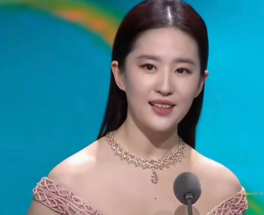 刘亦菲三里屯\降维打击\:她把\真实\活成了顶级奢侈品